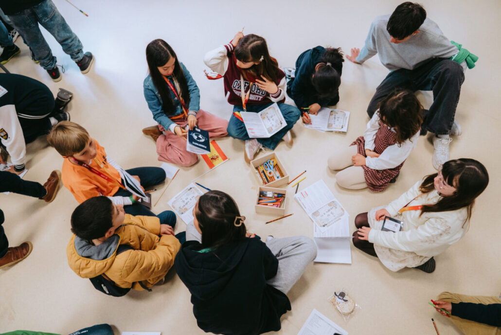 Gyermekek egy csoportja kutatási és írási tevékenységben vesz részt az I Will Go Kids program során Saguntóban, Valenciában (Spanyolország), március 20-án. [Fotó: I Will Go Nemzetközi Missziókonferencia]