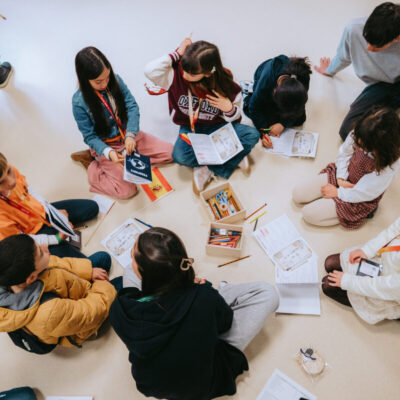 Gyermekek egy csoportja kutatási és írási tevékenységben vesz részt az I Will Go Kids program során Saguntóban, Valenciában (Spanyolország), március 20-án. [Fotó: I Will Go Nemzetközi Missziókonferencia]