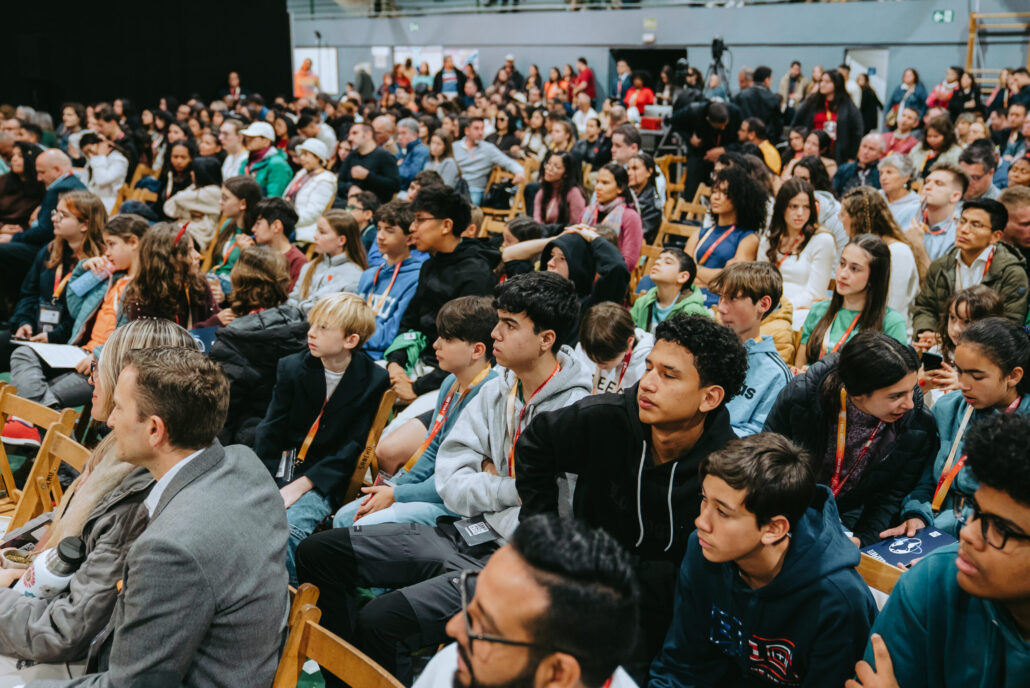 Az I Will Go Kids résztvevői a nemzetközi kongresszus egyes előadásain is részt vettek, a főterem számukra fenntartott külön részében ülve. [Fotó: I Will Go Nemzetközi Missziókonferencia]