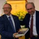 Elias Brasil de Souza, a Bibliai Kutatóintézet igazgatója könyvet ajándékoz David Nõmmiknek, a Balti Unió elnökének